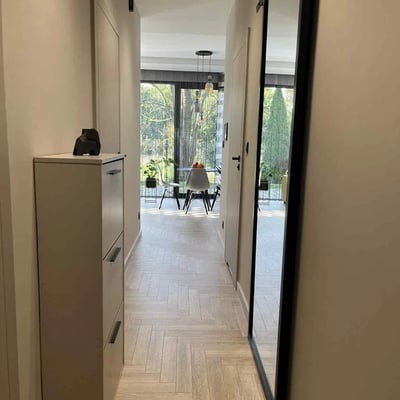 Location d’un appartement élégant de 3 pièces avec jardin privé, 54 m², Zwierzyniec, Cracovie, Pologne